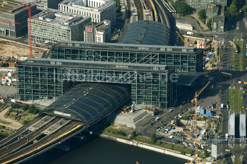 Luftbild Berlin - Baustelle mit Tunnelführungsarbeiten für die Streckenführung und den Verlauf S 21 Baugrube B und Tunnelrohbau im Bereich Gebäudekomplex entlang der Invalidenstraße im Ortsteil Mitte in Berlin, Deutschland