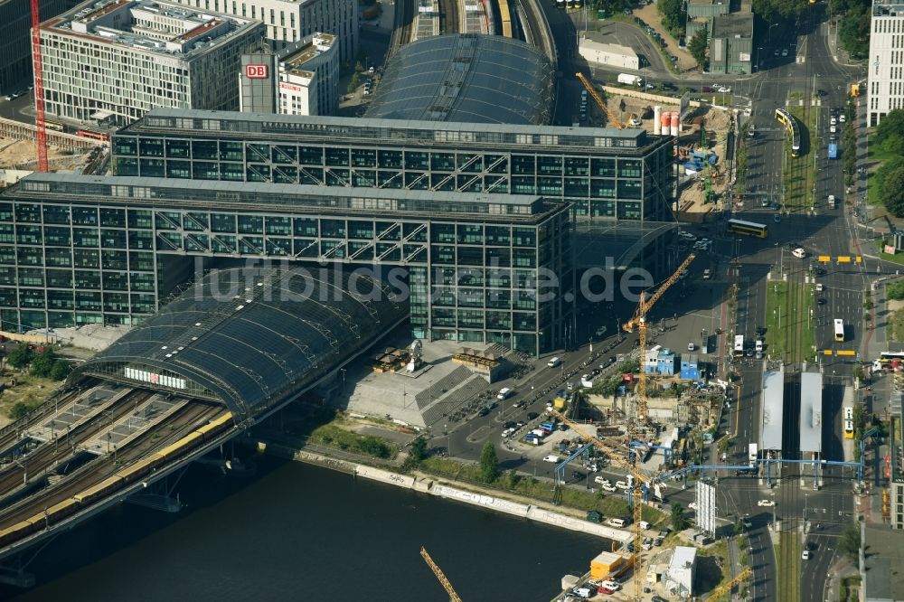 Luftaufnahme Berlin - Baustelle mit Tunnelführungsarbeiten für die Streckenführung und den Verlauf S 21 Baugrube B und Tunnelrohbau im Bereich Gebäudekomplex entlang der Invalidenstraße im Ortsteil Mitte in Berlin, Deutschland