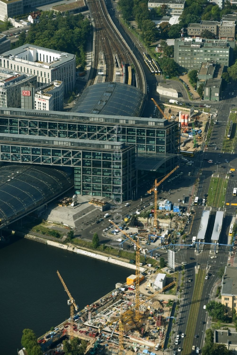 Berlin von oben - Baustelle mit Tunnelführungsarbeiten für die Streckenführung und den Verlauf S 21 Baugrube B und Tunnelrohbau im Bereich Gebäudekomplex entlang der Invalidenstraße im Ortsteil Mitte in Berlin, Deutschland