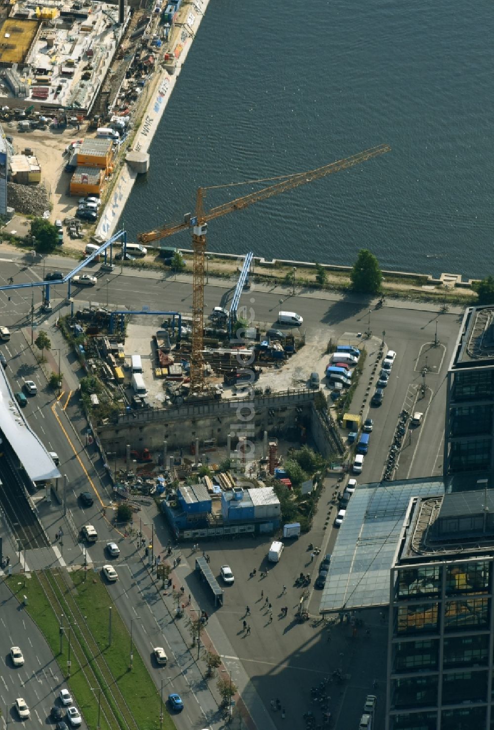 Luftaufnahme Berlin - Baustelle mit Tunnelführungsarbeiten für die Streckenführung und den Verlauf S 21 Baugrube B und Tunnelrohbau im Bereich Gebäudekomplex entlang der Invalidenstraße im Ortsteil Mitte in Berlin, Deutschland