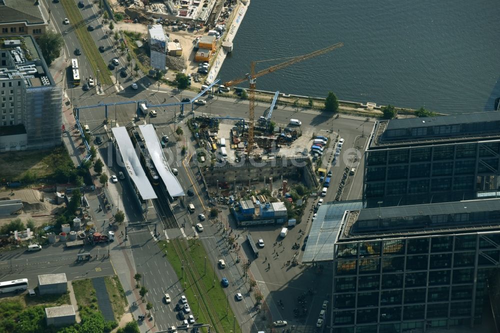 Berlin von oben - Baustelle mit Tunnelführungsarbeiten für die Streckenführung und den Verlauf S 21 Baugrube B und Tunnelrohbau im Bereich Gebäudekomplex entlang der Invalidenstraße im Ortsteil Mitte in Berlin, Deutschland