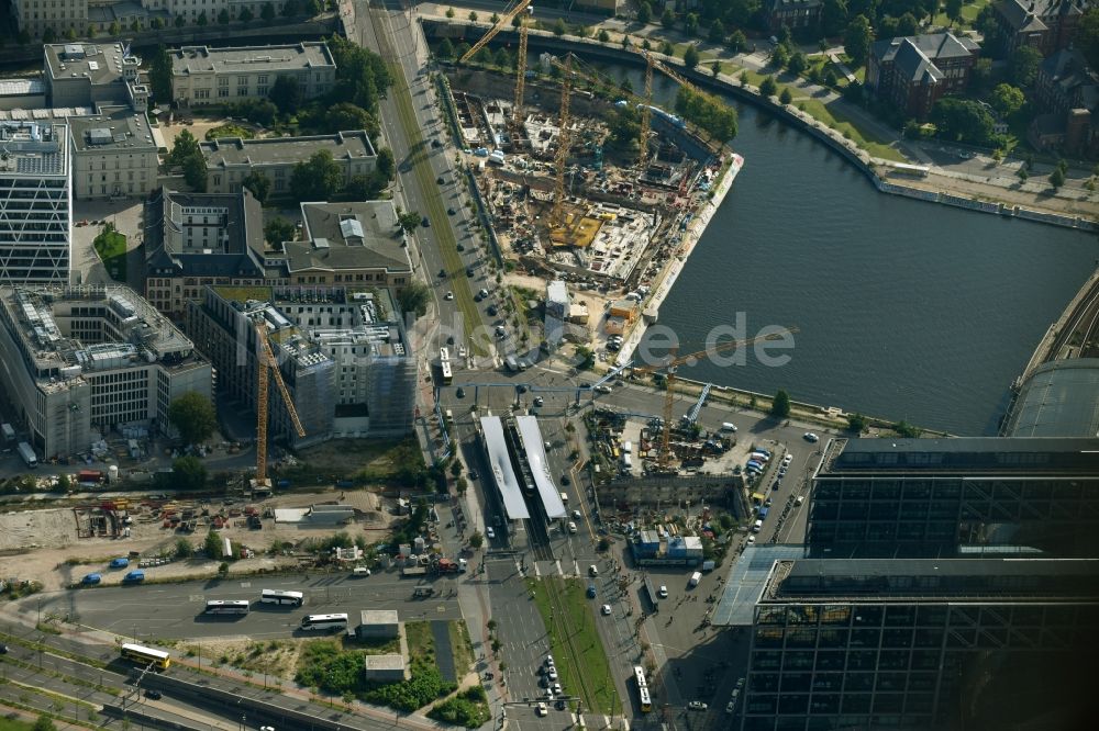 Berlin aus der Vogelperspektive: Baustelle mit Tunnelführungsarbeiten für die Streckenführung und den Verlauf S 21 Baugrube B und Tunnelrohbau im Bereich Gebäudekomplex entlang der Invalidenstraße im Ortsteil Mitte in Berlin, Deutschland