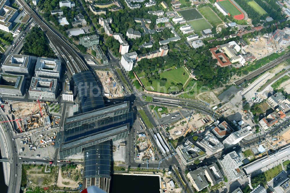 Luftbild Berlin - Baustelle mit Tunnelführungsarbeiten für die Streckenführung und den Verlauf S 21 Baugrube B und Tunnelrohbau im Bereich Gebäudekomplex entlang der Invalidenstraße im Ortsteil Mitte in Berlin, Deutschland