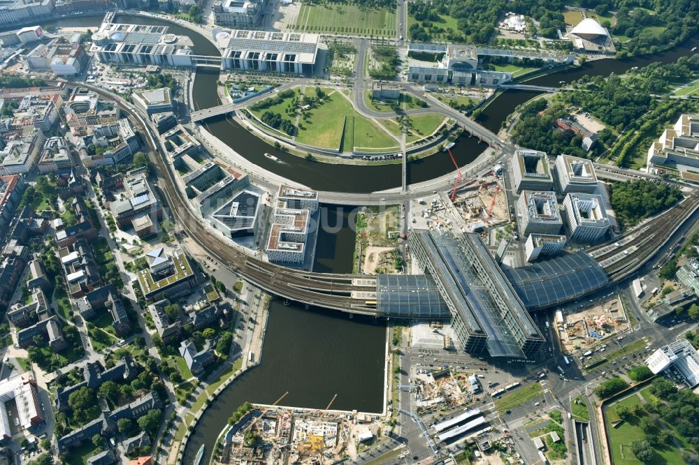 Luftaufnahme Berlin - Baustelle mit Tunnelführungsarbeiten für die Streckenführung und den Verlauf S 21 Baugrube B und Tunnelrohbau im Bereich Gebäudekomplex entlang der Invalidenstraße im Ortsteil Mitte in Berlin, Deutschland