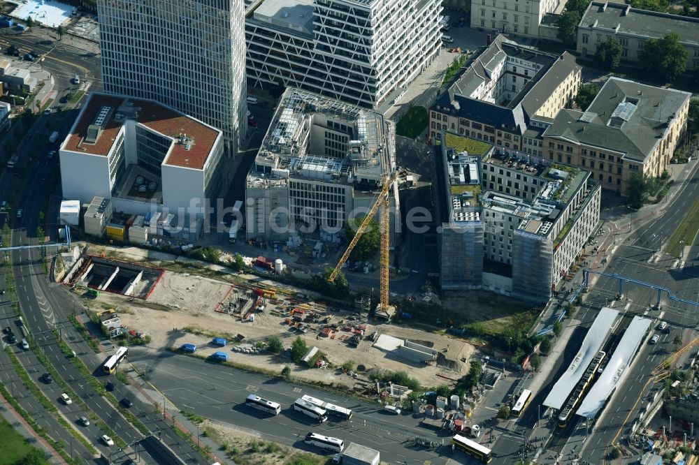 Luftaufnahme Berlin - Baustelle mit Tunnelführungsarbeiten für die Streckenführung und den Verlauf S 21 Baugrube B und Tunnelrohbau im Bereich Gebäudekomplex entlang der Invalidenstraße im Ortsteil Mitte in Berlin, Deutschland