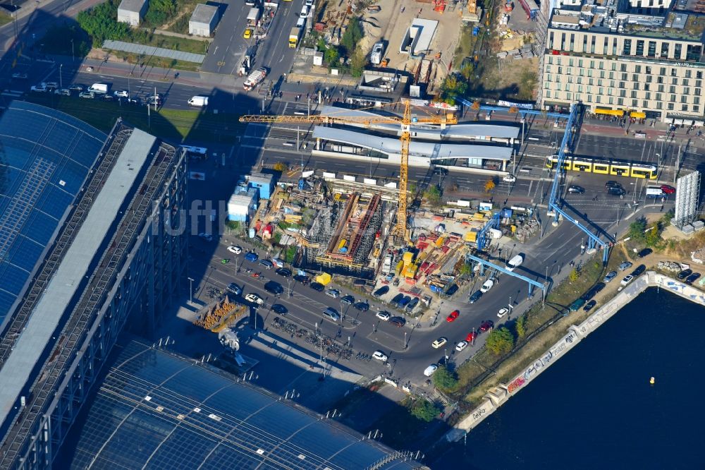 Berlin aus der Vogelperspektive: Baustelle mit Tunnelführungsarbeiten für die Streckenführung und den Verlauf S 21 Baugrube B und Tunnelrohbau im Bereich Gebäudekomplex entlang der Invalidenstraße im Ortsteil Mitte in Berlin, Deutschland