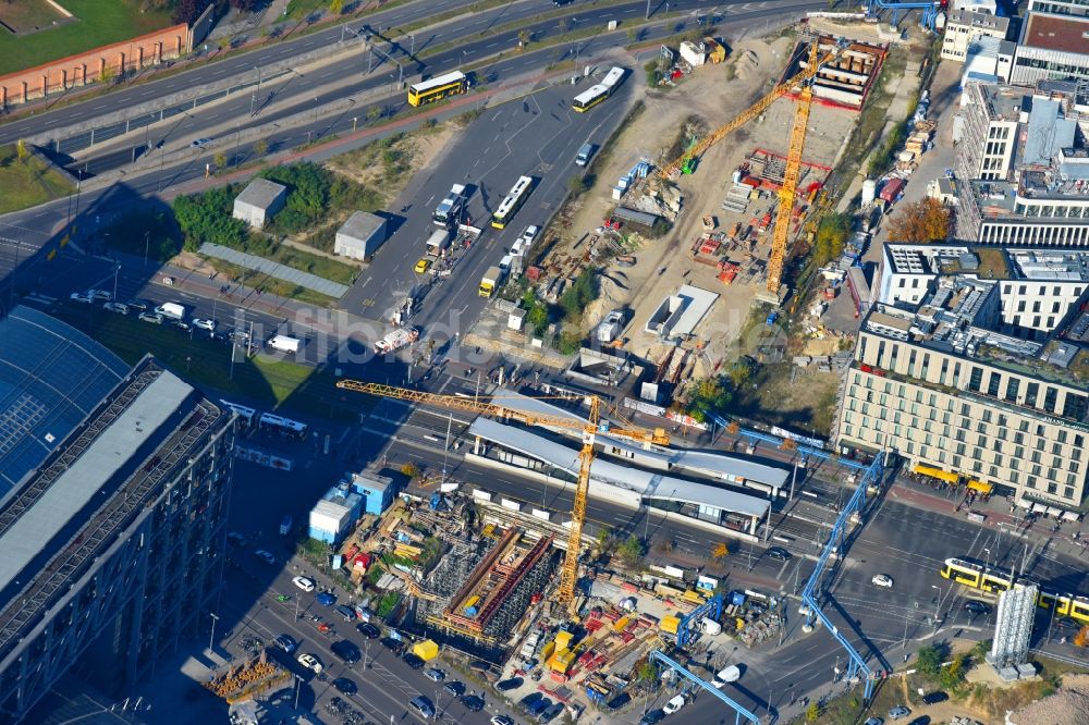 Luftbild Berlin - Baustelle mit Tunnelführungsarbeiten für die Streckenführung und den Verlauf S 21 Baugrube B und Tunnelrohbau im Bereich Gebäudekomplex entlang der Invalidenstraße im Ortsteil Mitte in Berlin, Deutschland