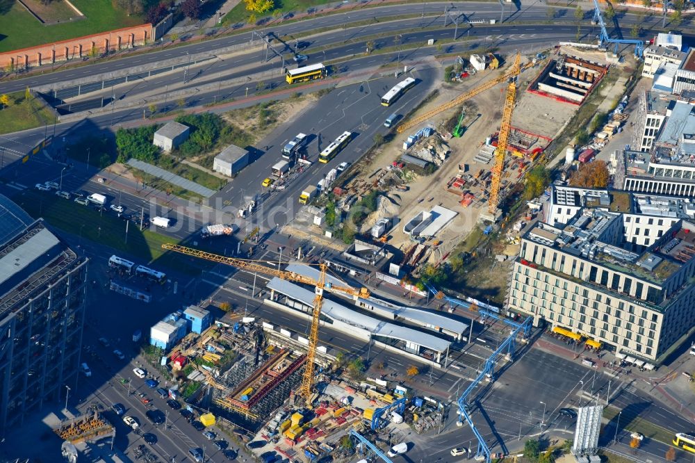 Luftaufnahme Berlin - Baustelle mit Tunnelführungsarbeiten für die Streckenführung und den Verlauf S 21 Baugrube B und Tunnelrohbau im Bereich Gebäudekomplex entlang der Invalidenstraße im Ortsteil Mitte in Berlin, Deutschland