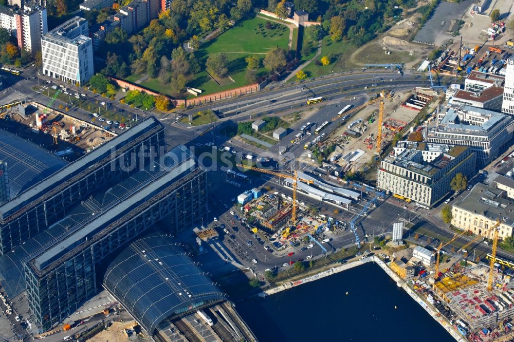 Berlin von oben - Baustelle mit Tunnelführungsarbeiten für die Streckenführung und den Verlauf S 21 Baugrube B und Tunnelrohbau im Bereich Gebäudekomplex entlang der Invalidenstraße im Ortsteil Mitte in Berlin, Deutschland