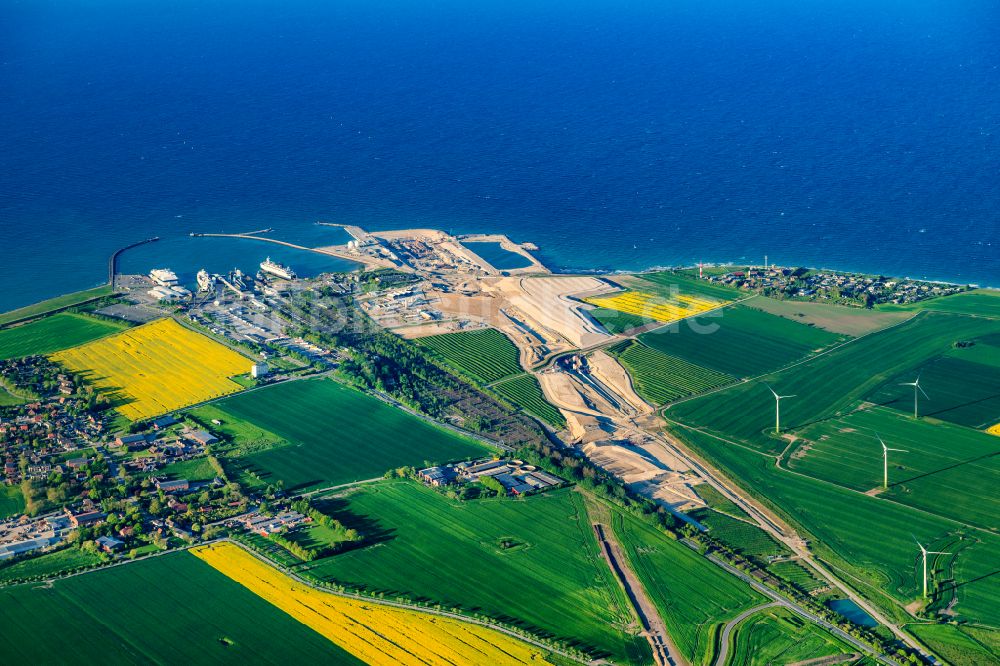 Luftaufnahme Puttgarden - Baustelle mit Tunnelführungsarbeiten für die Streckenführung und den Verlauf des Fehmarnbelt-Tunnel in Puttgarden im Bundesland Schleswig-Holstein, Deutschland