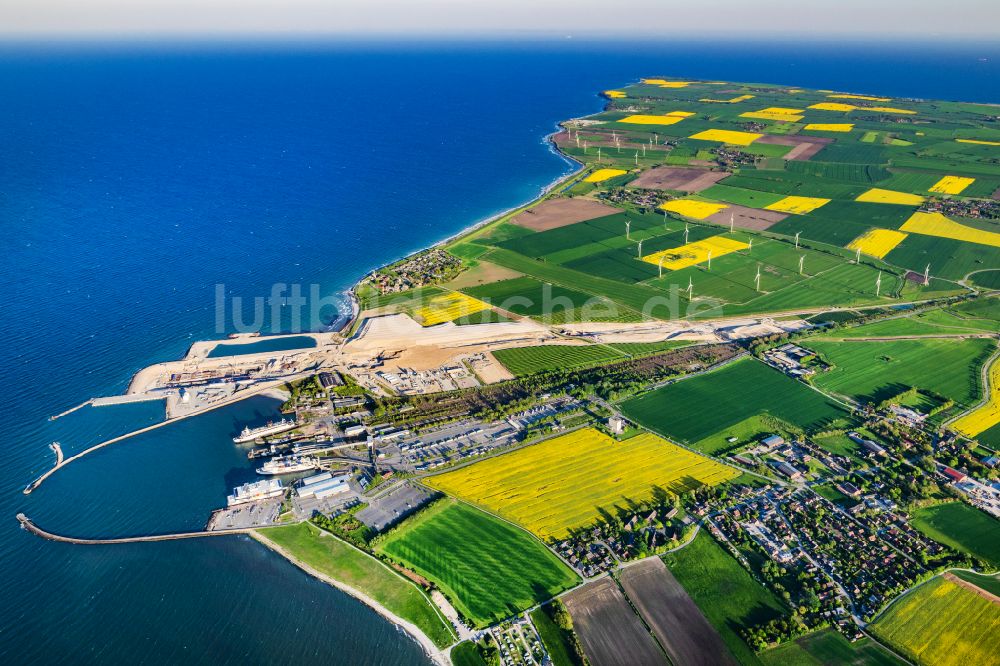 Puttgarden von oben - Baustelle mit Tunnelführungsarbeiten für die Streckenführung und den Verlauf des Fehmarnbelt-Tunnel in Puttgarden im Bundesland Schleswig-Holstein, Deutschland