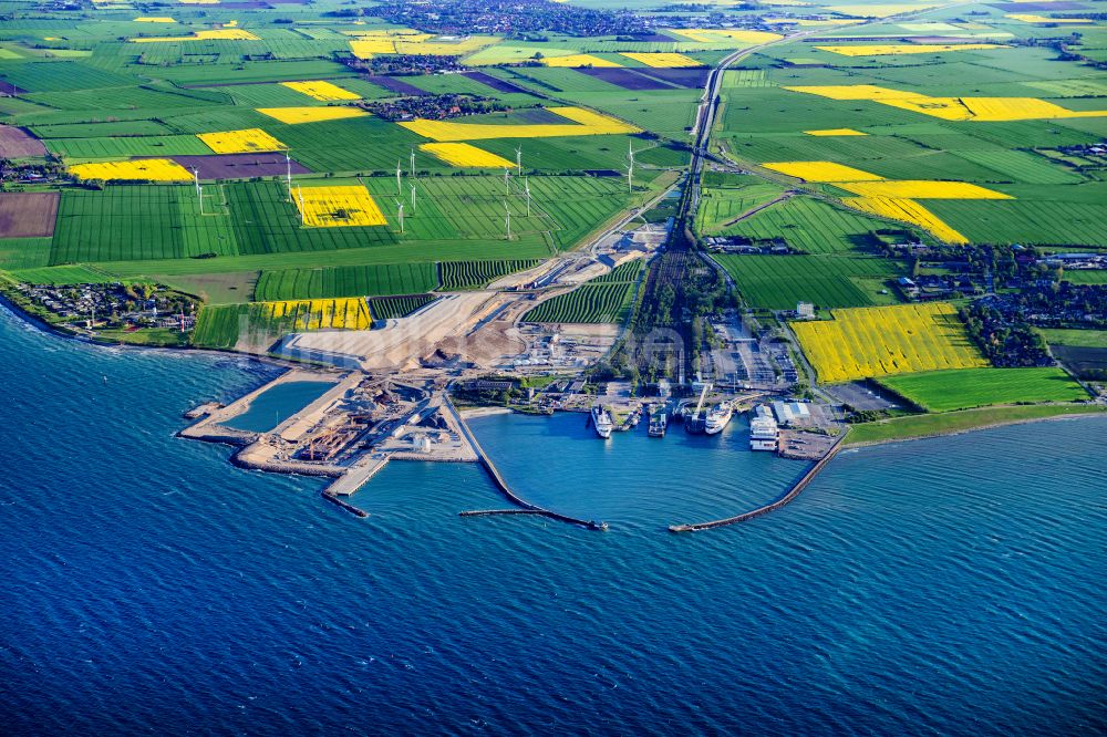 Puttgarden aus der Vogelperspektive: Baustelle mit Tunnelführungsarbeiten für die Streckenführung und den Verlauf des Fehmarnbelt-Tunnel in Puttgarden im Bundesland Schleswig-Holstein, Deutschland