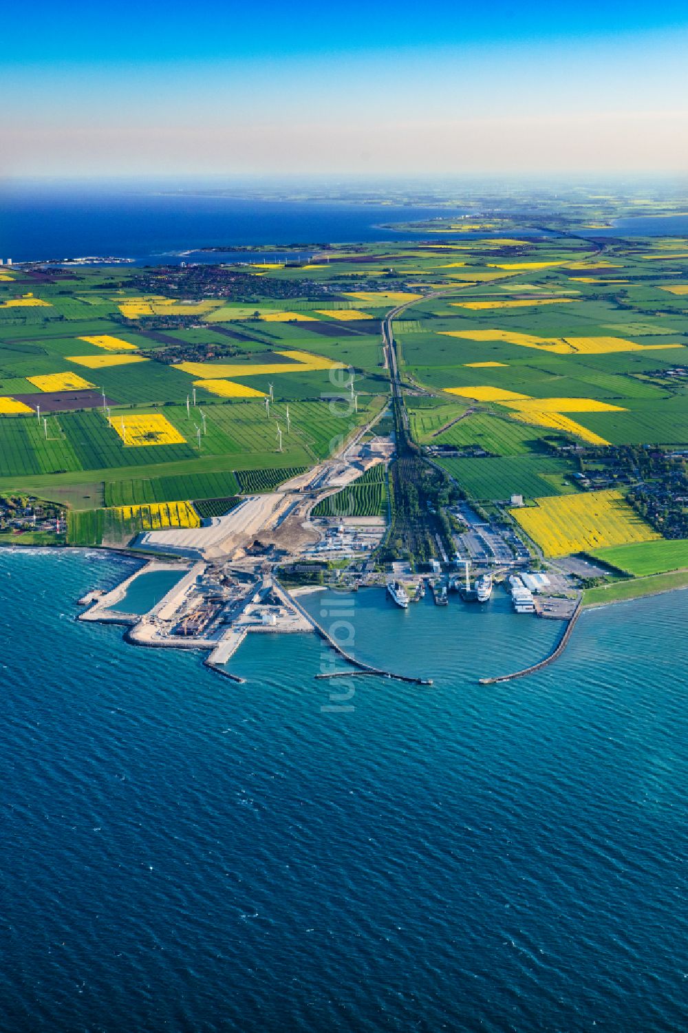 Luftbild Puttgarden - Baustelle mit Tunnelführungsarbeiten für die Streckenführung und den Verlauf des Fehmarnbelt-Tunnel in Puttgarden im Bundesland Schleswig-Holstein, Deutschland