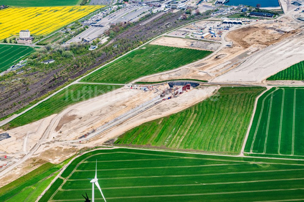 Luftbild Puttgarden - Baustelle mit Tunnelführungsarbeiten für die Streckenführung und den Verlauf des Fehmarnbelt-Tunnel in Puttgarden im Bundesland Schleswig-Holstein, Deutschland