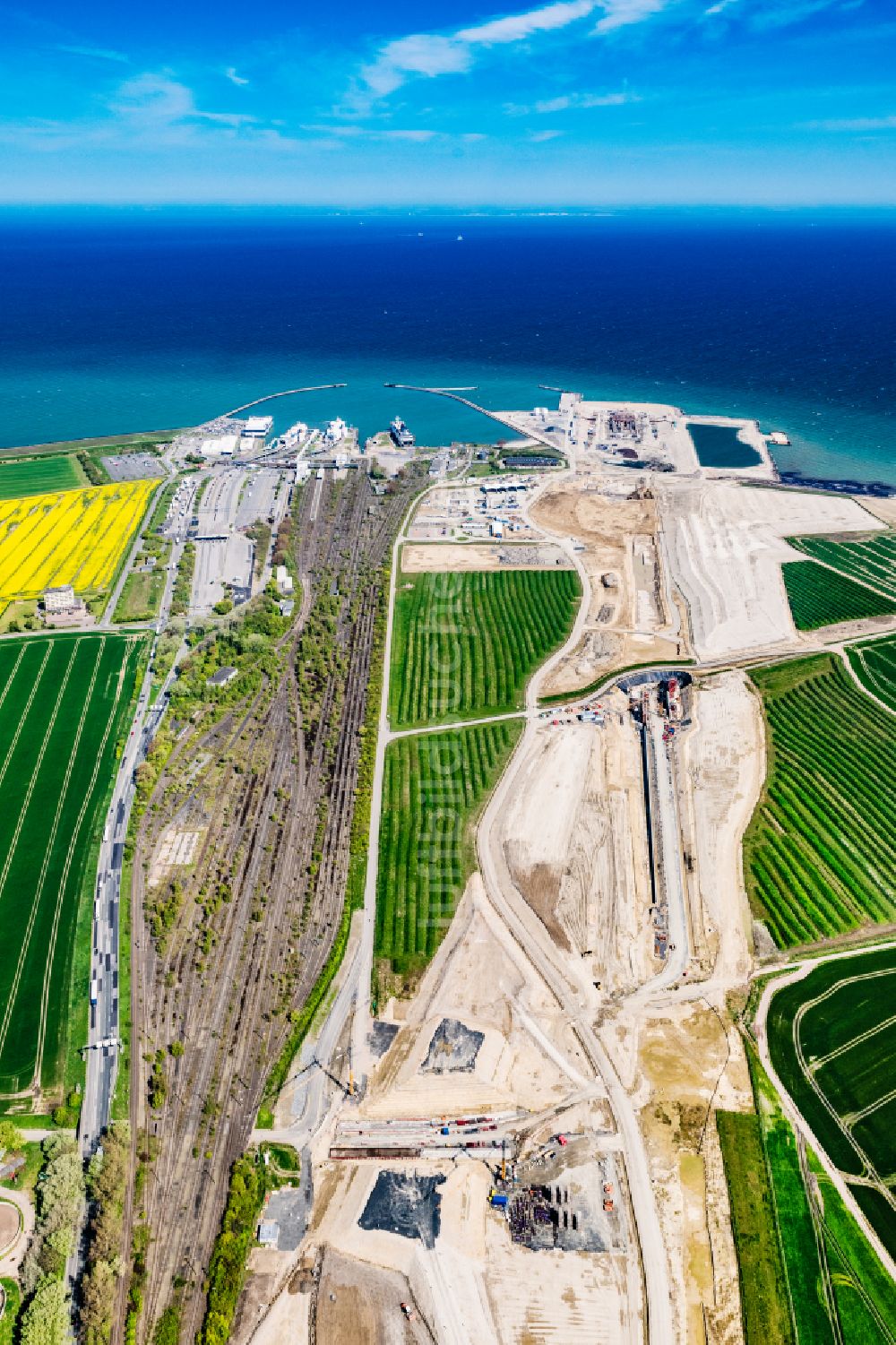 Luftaufnahme Puttgarden - Baustelle mit Tunnelführungsarbeiten für die Streckenführung und den Verlauf des Fehmarnbelt-Tunnel in Puttgarden im Bundesland Schleswig-Holstein, Deutschland