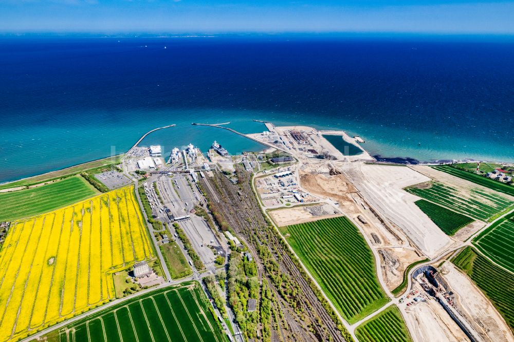 Puttgarden von oben - Baustelle mit Tunnelführungsarbeiten für die Streckenführung und den Verlauf des Fehmarnbelt-Tunnel in Puttgarden im Bundesland Schleswig-Holstein, Deutschland