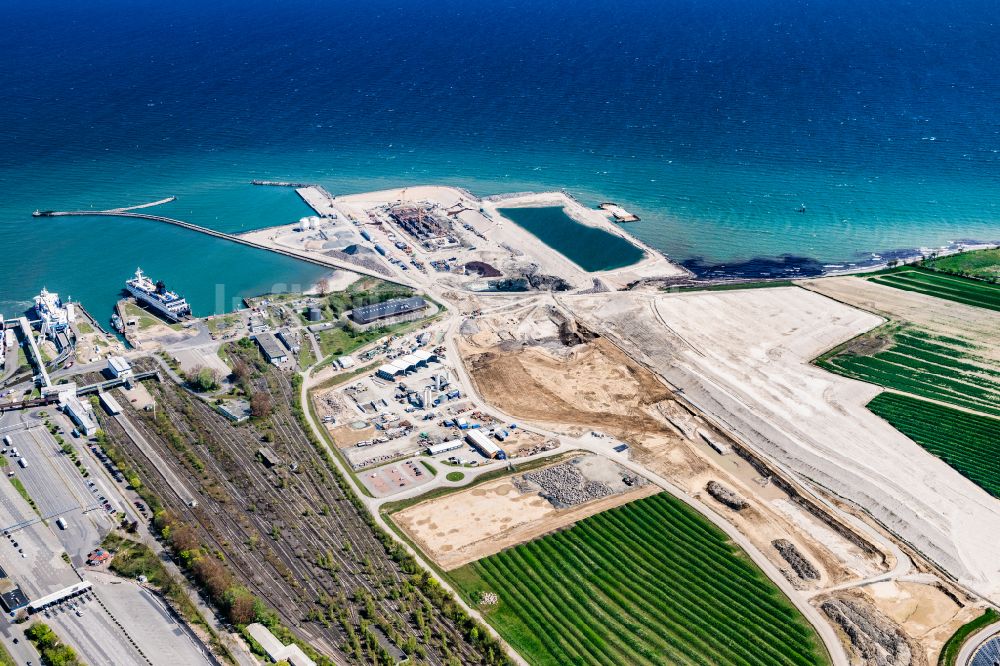 Puttgarden aus der Vogelperspektive: Baustelle mit Tunnelführungsarbeiten für die Streckenführung und den Verlauf des Fehmarnbelt-Tunnel in Puttgarden im Bundesland Schleswig-Holstein, Deutschland