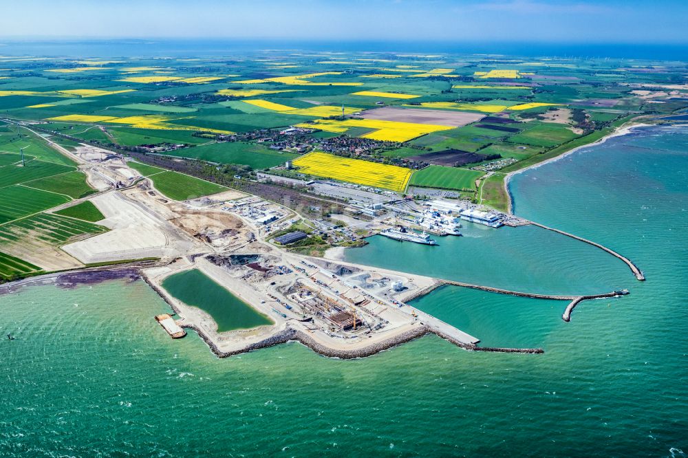 Luftbild Puttgarden - Baustelle mit Tunnelführungsarbeiten für die Streckenführung und den Verlauf des Fehmarnbelt-Tunnel in Puttgarden im Bundesland Schleswig-Holstein, Deutschland