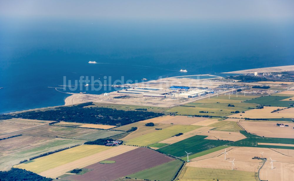 Luftaufnahme Roedby - Baustelle mit Tunnelführungsarbeiten für die Streckenführung und den Verlauf des Fehmarnbelttunnels und Fertigungsanlage der Tunnelsegmente in Roedby in Region Själland, Dänemark