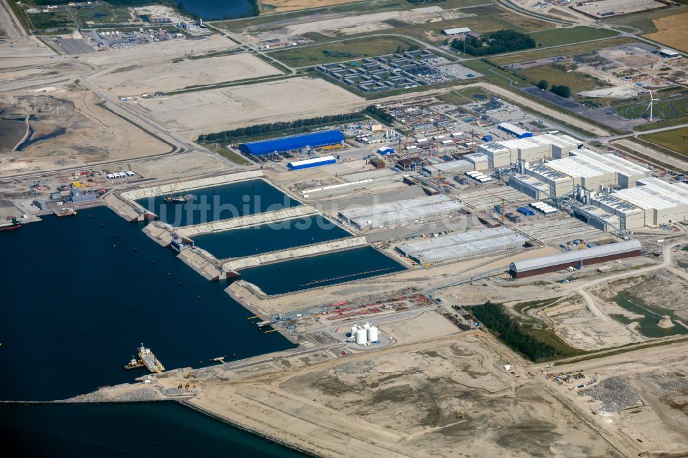 Luftbild Roedby - Baustelle mit Tunnelführungsarbeiten für die Streckenführung und den Verlauf des Fehmarnbelttunnels und Fertigungsanlage der Tunnelsegmente in Roedby in Region Själland, Dänemark