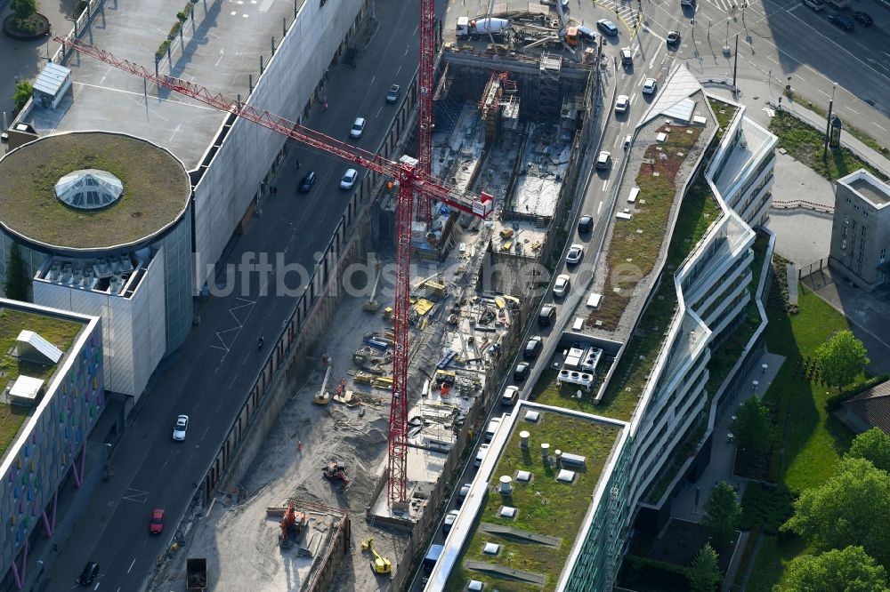 Karlsruhe aus der Vogelperspektive: Baustelle mit Tunnelführungsarbeiten für die Streckenführung und den Verlauf der Ludwig-Erhard-Allee in Karlsruhe im Bundesland Baden-Württemberg, Deutschland