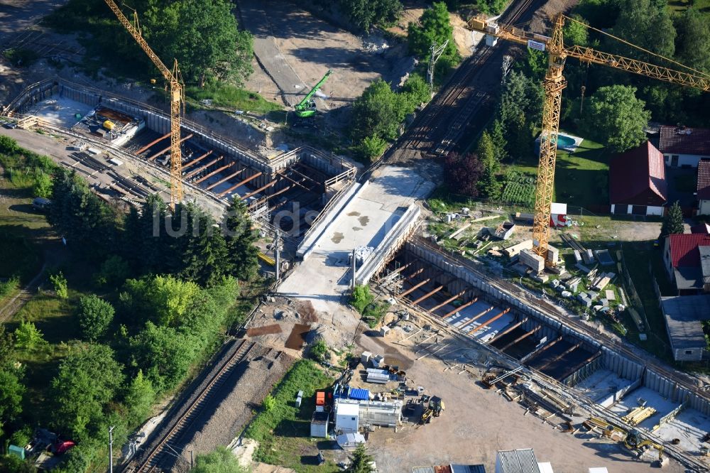 Walddrehna von oben - Baustelle mit Tunnelführungsarbeiten für die Streckenführung und den Verlauf der Walddrehna Lindenstraße in Walddrehna im Bundesland Brandenburg, Deutschland