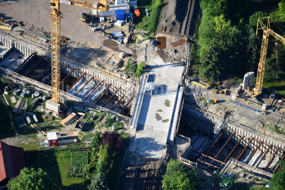 Walddrehna aus der Vogelperspektive: Baustelle mit Tunnelführungsarbeiten für die Streckenführung und den Verlauf der Walddrehna Lindenstraße in Walddrehna im Bundesland Brandenburg, Deutschland