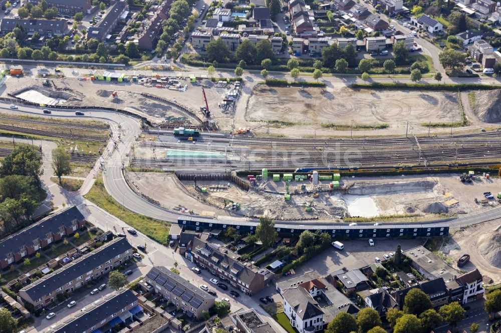 Luftaufnahme Venlo - Baustelle mit Tunnelführungsarbeiten für die Streckenführung und den Verlauf zur Unterführung der Bahngleise der Schienenstrecke in Venlo in Limburg, Niederlande