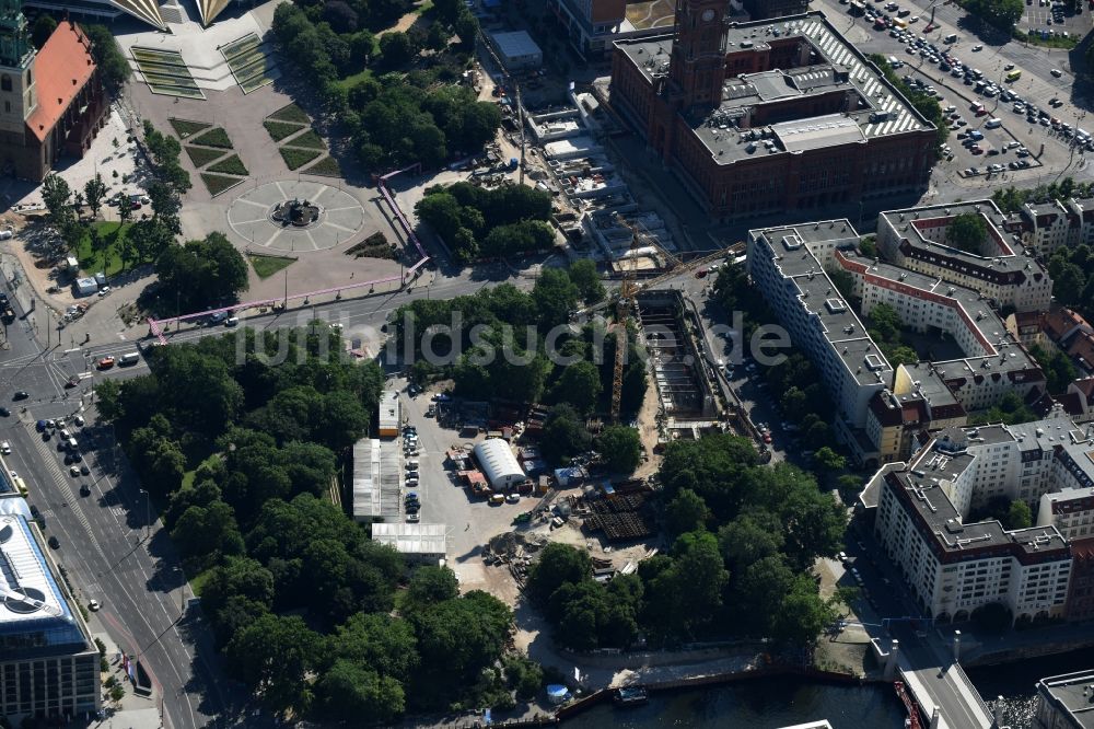 Berlin aus der Vogelperspektive: Baustelle mit Tunnelführungsarbeiten für die Verlängerung der U-Bahn-Linie der U5 in Berlin