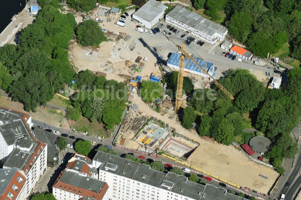 Luftbild Berlin - Baustelle mit Tunnelführungsarbeiten für die Verlängerung der U-Bahn-Linie der U5 in Berlin