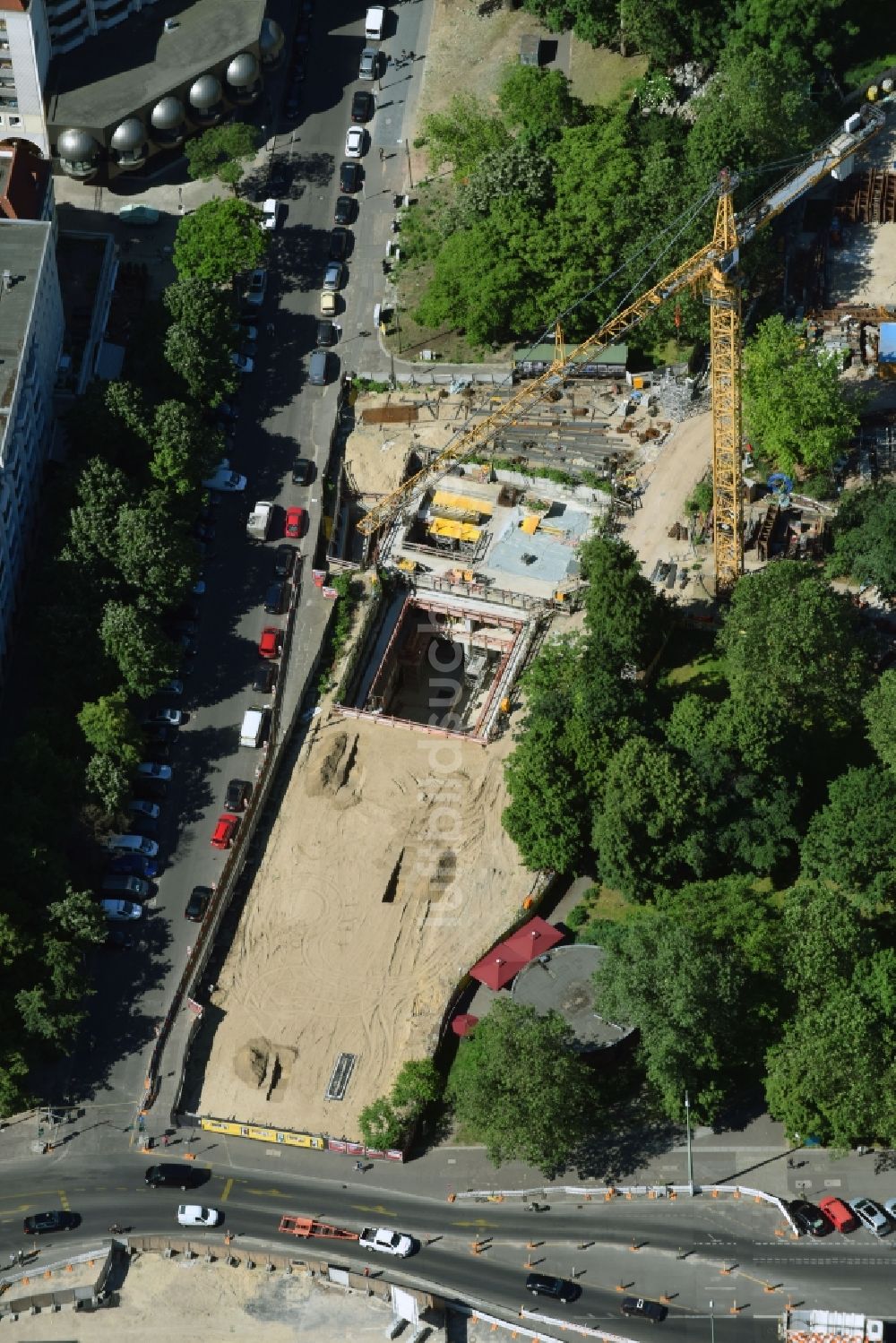 Luftbild Berlin - Baustelle mit Tunnelführungsarbeiten für die Verlängerung der U-Bahn-Linie der U5 in Berlin