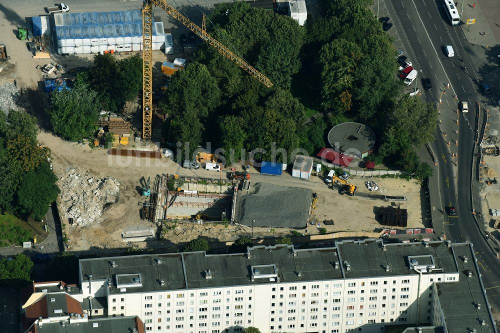 Berlin aus der Vogelperspektive: Baustelle mit Tunnelführungsarbeiten für die Verlängerung der U-Bahn-Linie der U5 in Berlin