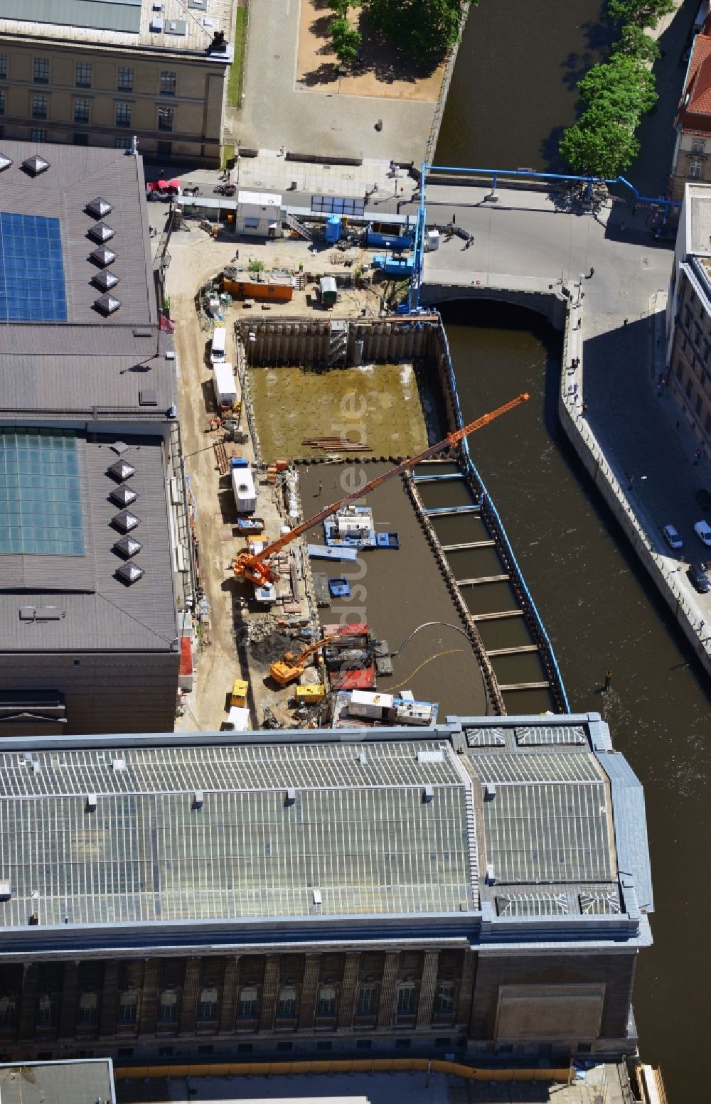 Luftaufnahme Berlin - Baustelle am Ufer der Spree für ein neues Eingangsgebäude zur Museumsinsel in Berlin