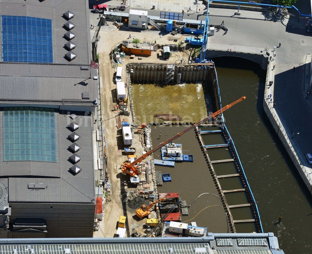 Berlin von oben - Baustelle am Ufer der Spree für ein neues Eingangsgebäude zur Museumsinsel in Berlin