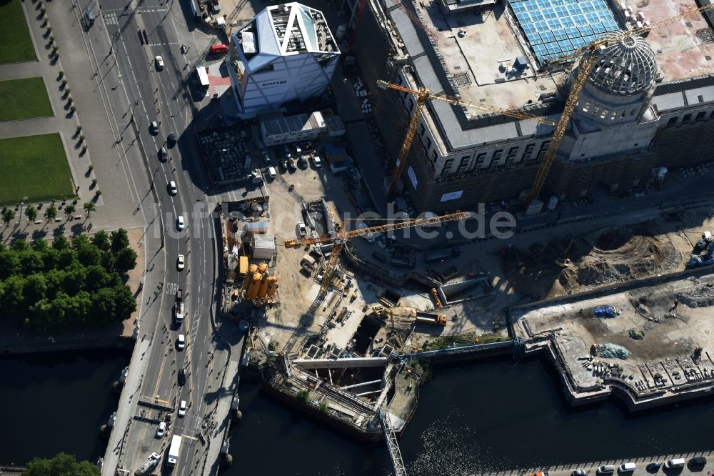 Luftaufnahme Berlin - Baustelle am Uferbereich der Spree vor dem Berliner Stadtschloss in Berlin