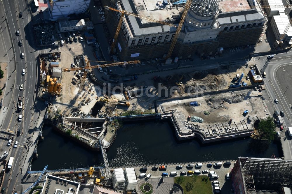 Berlin von oben - Baustelle am Uferbereich der Spree vor dem Berliner Stadtschloss in Berlin