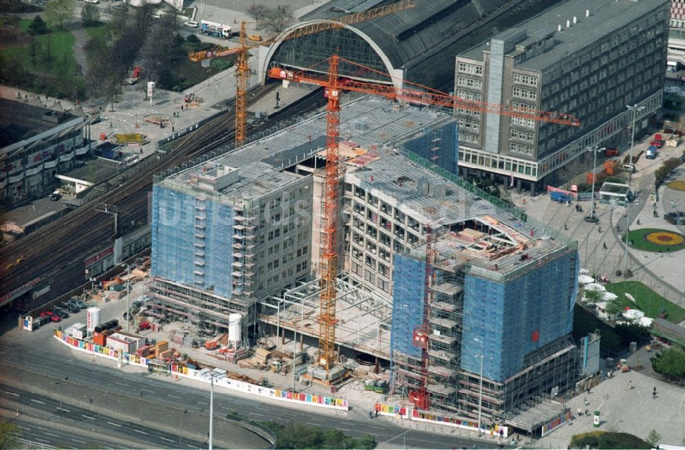 Luftaufnahme Berlin - Baustelle vom Umbau des Büro- und Geschäftshauses am Alexanderplatz in Berlin - Mitte