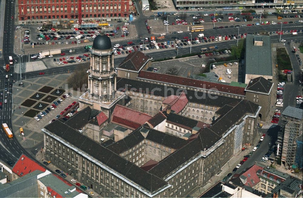 Berlin von oben - Baustelle vom Umbau des Büro- und Geschäftshauses am Alexanderplatz in Berlin - Mitte