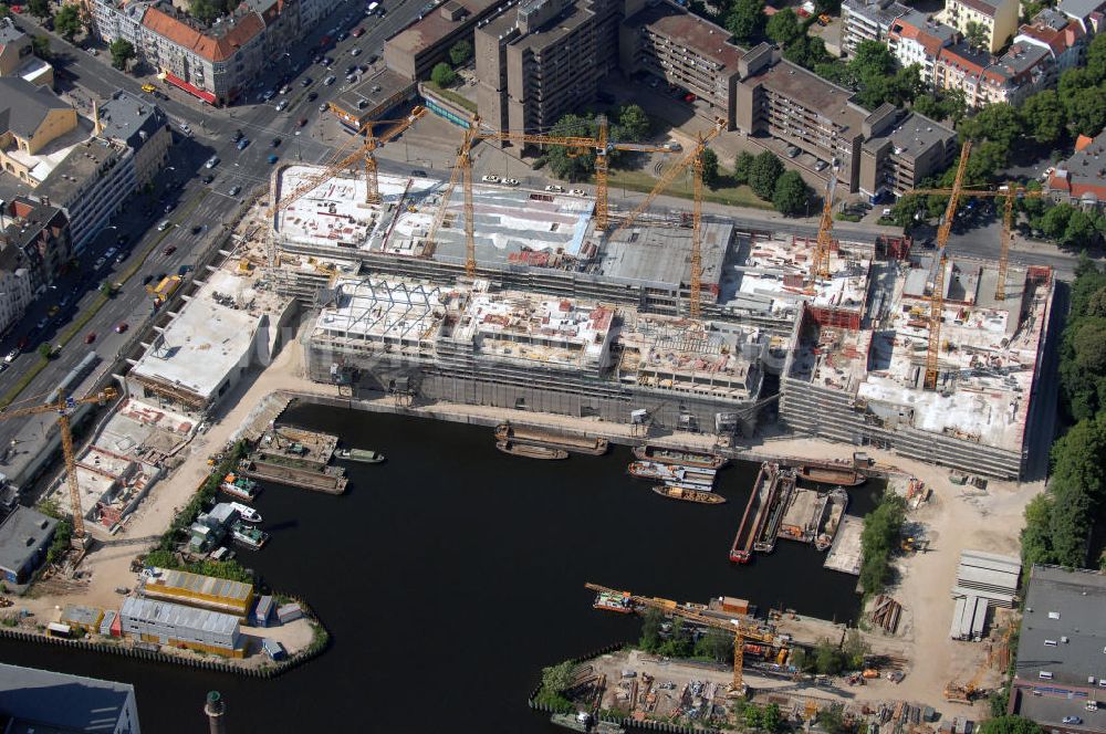 Berlin aus der Vogelperspektive: Baustelle vom Umbau Hafen Tempelhof