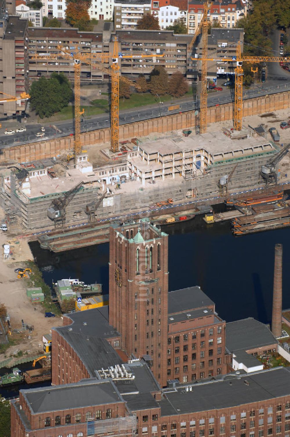 Berlin aus der Vogelperspektive: Baustelle vom Umbau Hafen Tempelhof in Berlin am Ullsteinhaus