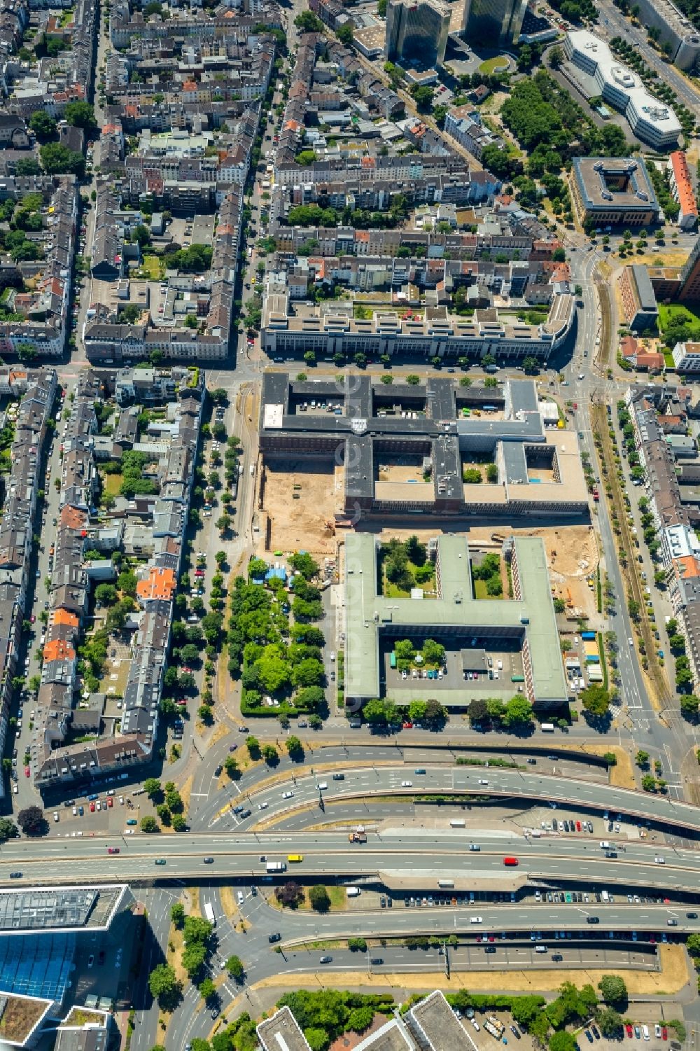 Düsseldorf von oben - Baustelle zu Umbauarbeiten am Polizeipräsidium und dem Ministerium für Bauen und Wohnen in Düsseldorf im Bundesland Nordrhein-Westfalen