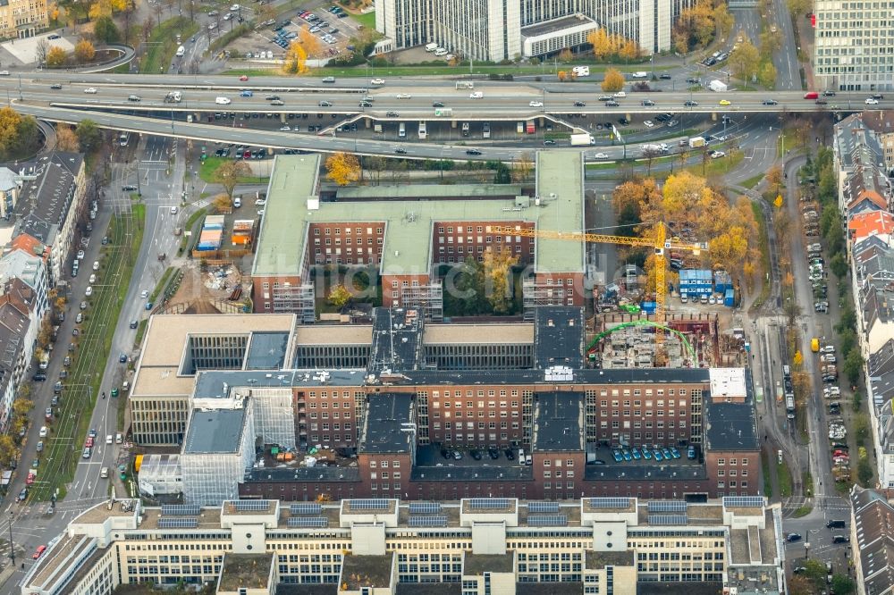 Düsseldorf aus der Vogelperspektive: Baustelle zu Umbauarbeiten am Polizeipräsidium und dem Ministerium für Bauen und Wohnen an der Hubertusstraße in Düsseldorf im Bundesland Nordrhein-Westfalen