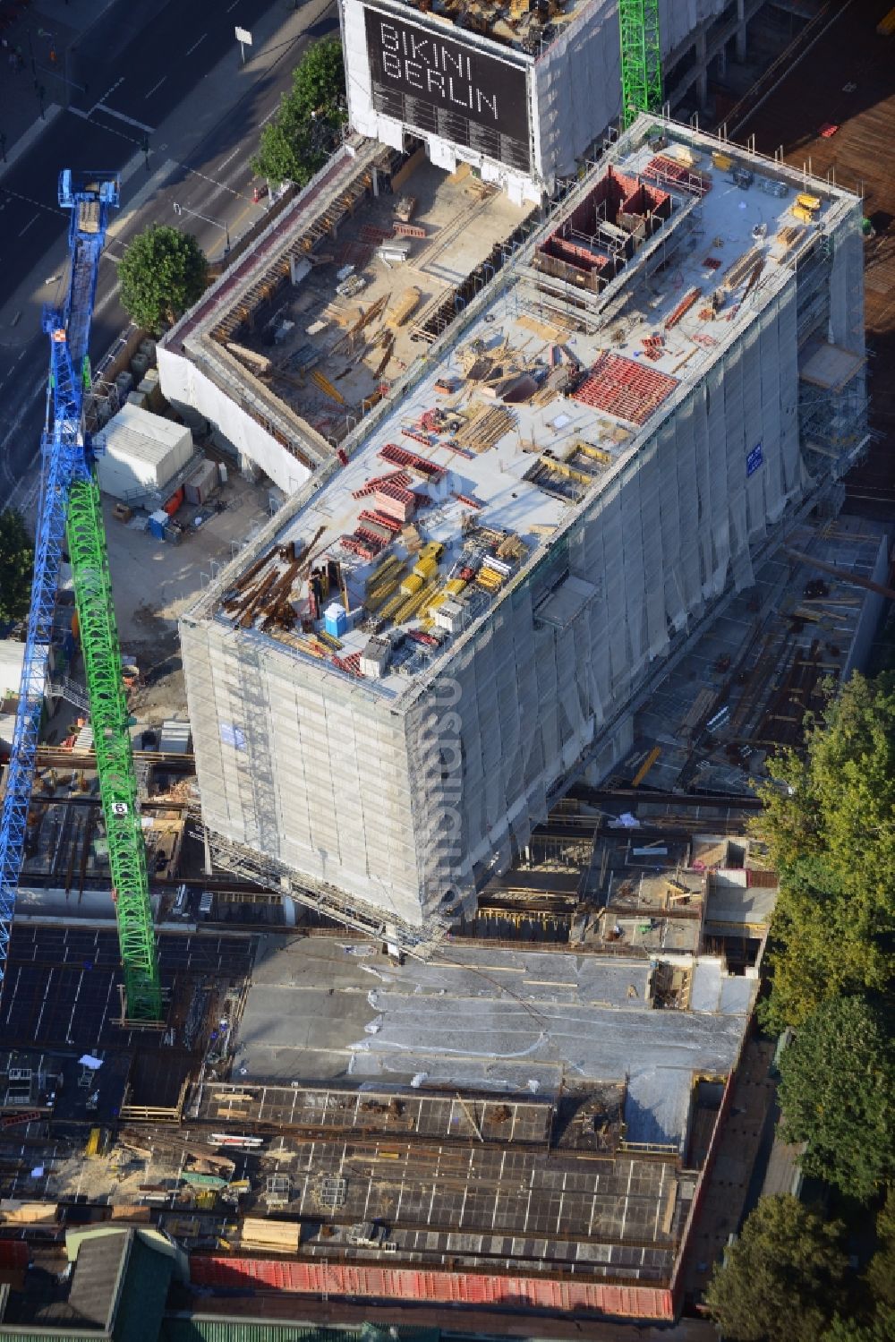 Luftbild Berlin - Baustelle des Umbaus des Gebäudeensembles Bikinihaus in der Budapester Straße im Bezirk Charlottenburg in Berlin