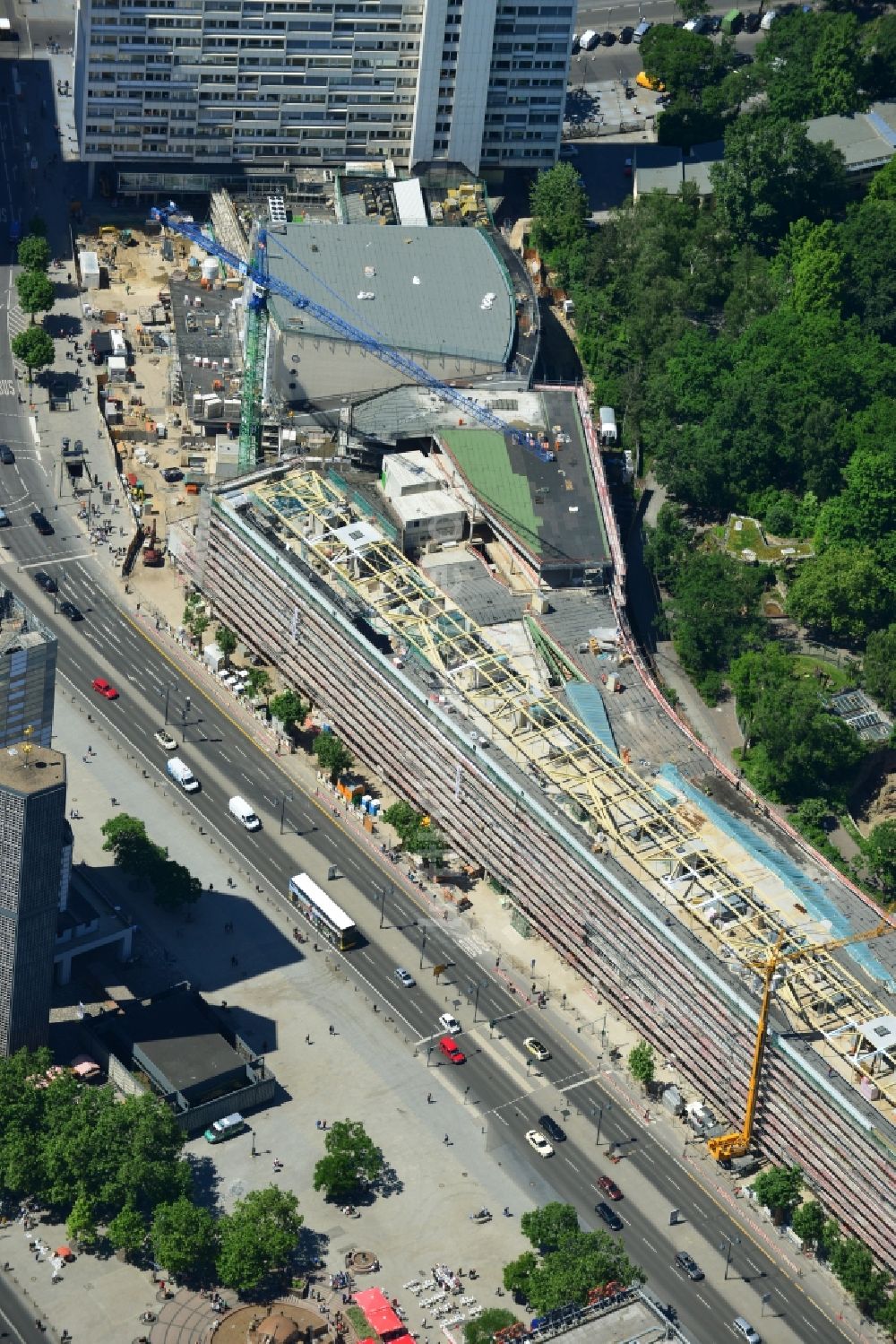 Berlin von oben - Baustelle des Umbaus des Gebäudeensembles Bikinihaus in der Budapester Straße im Bezirk Charlottenburg in Berlin