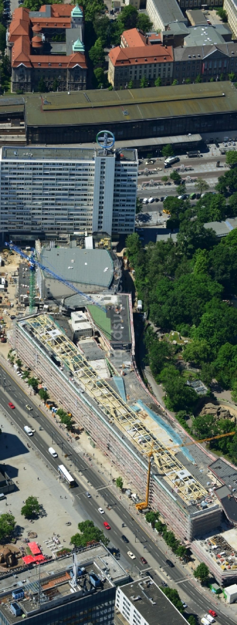 Berlin aus der Vogelperspektive: Baustelle des Umbaus des Gebäudeensembles Bikinihaus in der Budapester Straße im Bezirk Charlottenburg in Berlin