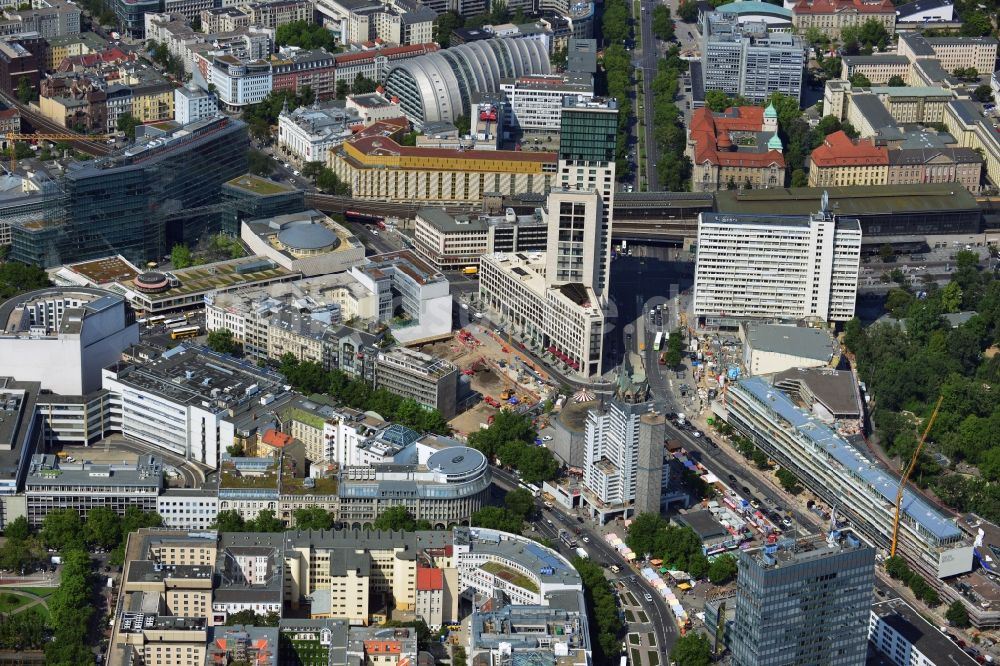 Berlin von oben - Baustelle des Umbaus des Gebäudeensembles Bikinihaus in der Budapester Straße im Bezirk Charlottenburg in Berlin