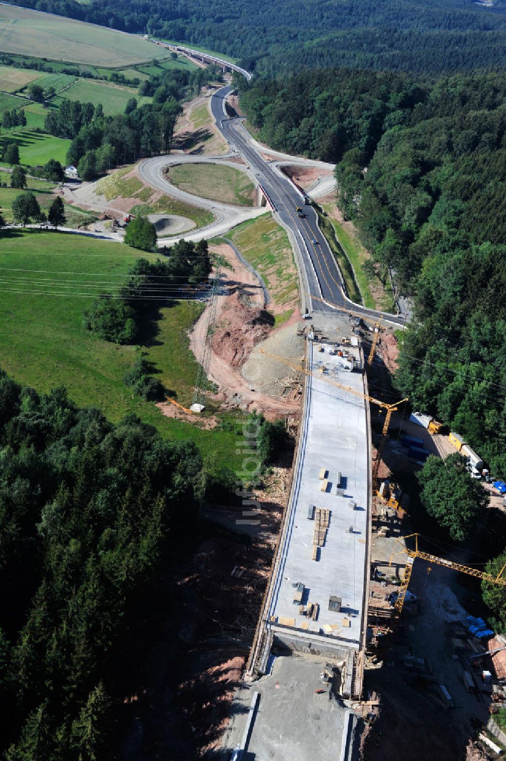 Luftaufnahme Uslar - Baustelle Umgehungsstraße B241 mit Talbrücke Volpriehausen nahe Uslar in Niedersachsen