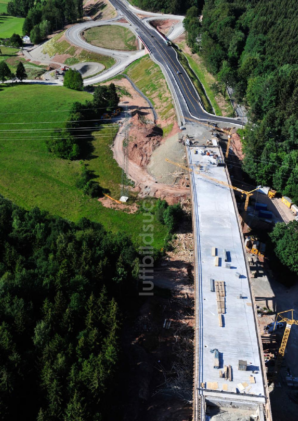 Uslar aus der Vogelperspektive: Baustelle Umgehungsstraße B241 mit Talbrücke Volpriehausen nahe Uslar in Niedersachsen