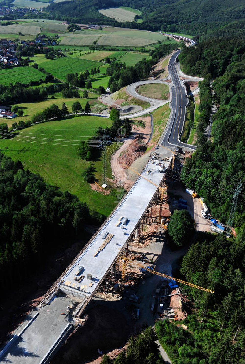 Luftaufnahme Uslar - Baustelle Umgehungsstraße B241 mit Talbrücke Volpriehausen nahe Uslar in Niedersachsen