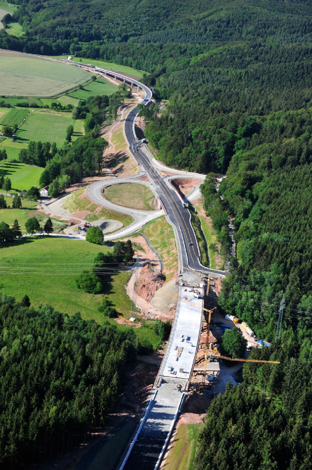 Luftbild Uslar - Baustelle Umgehungsstraße B241 mit Talbrücke Volpriehausen nahe Uslar in Niedersachsen